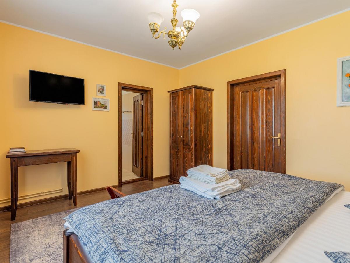 Casa Saraste Hotel Rîşnov Exterior foto